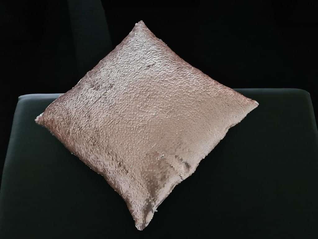 Verhuur themadecoratie | Kussen met pailletten rosegold €5,00 | Disco