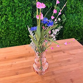 Vaasje met fleurige bloemen