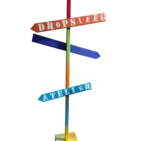 Wegwijzer op voet kleur